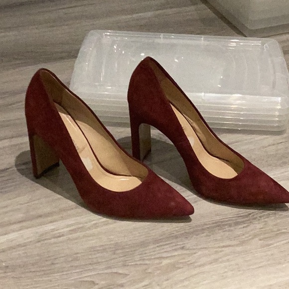 Faux suede burgundy heels - Picture 2 of 3